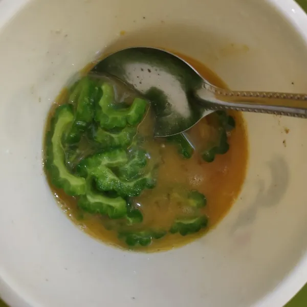 Masukkan pare, aduk rata.