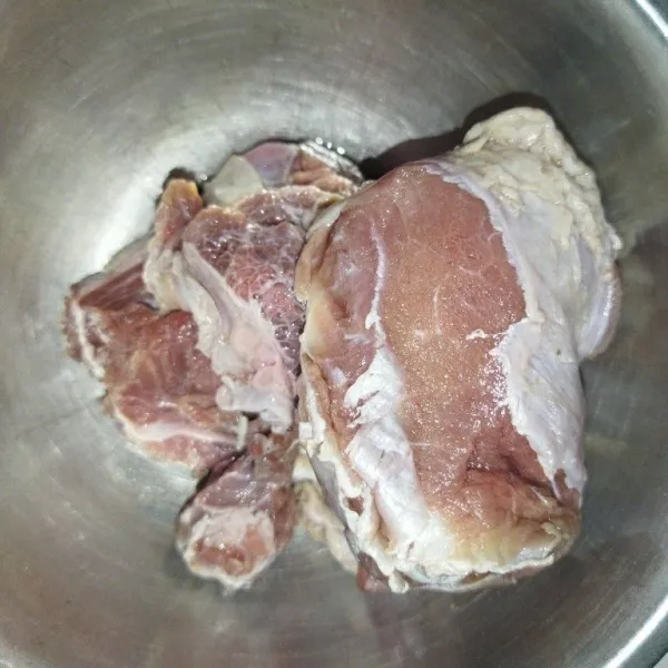 Siapkan daging sapi, masak air secukupnya hingga mendidih, masukkan daging sapi, masak hingga mendidih angkat, lalu buang air rebusannya.
