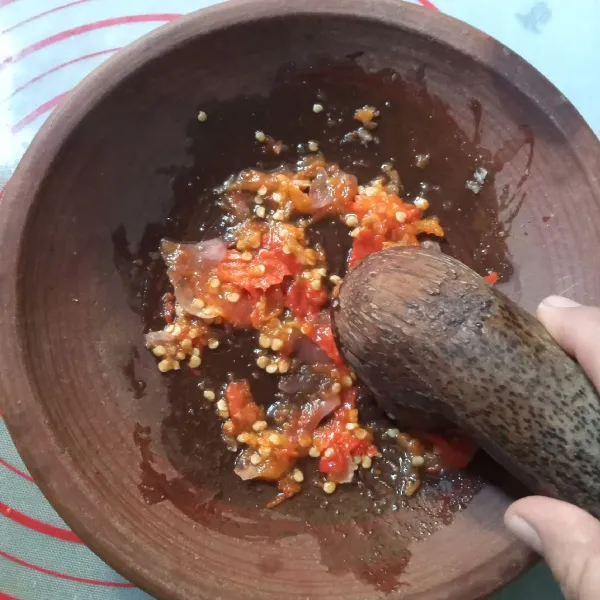 Tuang minyak super panas dan perasi dengan jeruk limau. Aduk rata, cek rasa. Sisihkan.
