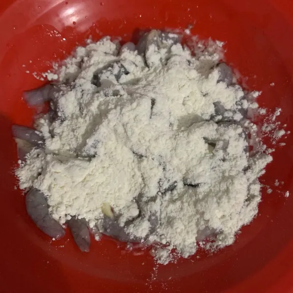 Tambahkan tepung terigu. Aduk merata dan goreng.