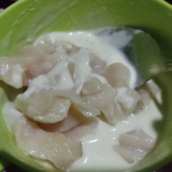 Potong dadu dada ayam, campur air dan tepung bumbu serbaguna kemudian aduk rata. Lalu celupkan ayam, aduk rata.