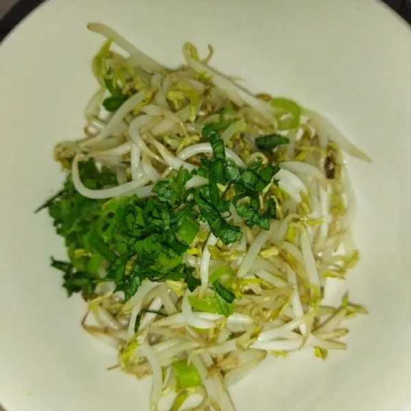 Siapkan mangkuk, masukkan toge, daun bawang dan seledri, siram kuah soto daging dan potongan daging, taburi bawang goreng, bawang putih goreng, sajikan dengan sambal dan air perasan jeruk nipis.