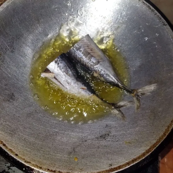 Bersihkan ikan, potong menjadi 2, kemudian goreng sampai matang.