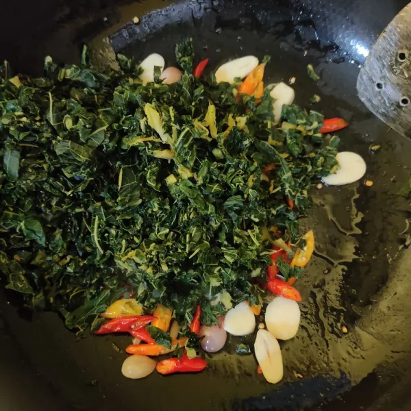 Masukkan daun pepaya, aduk rata.