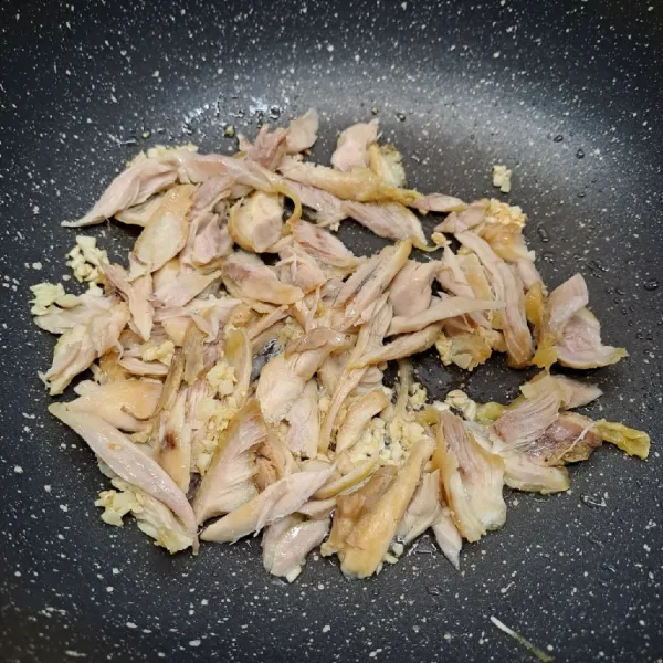 Masukkan ayam rebus. Tumis sebentar saja.