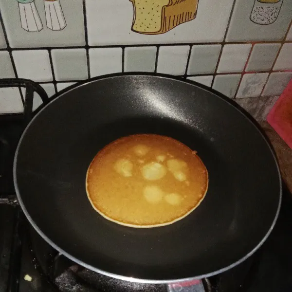Setelah permukaannya keluar  bolong-bolong kecil baru dibalik.