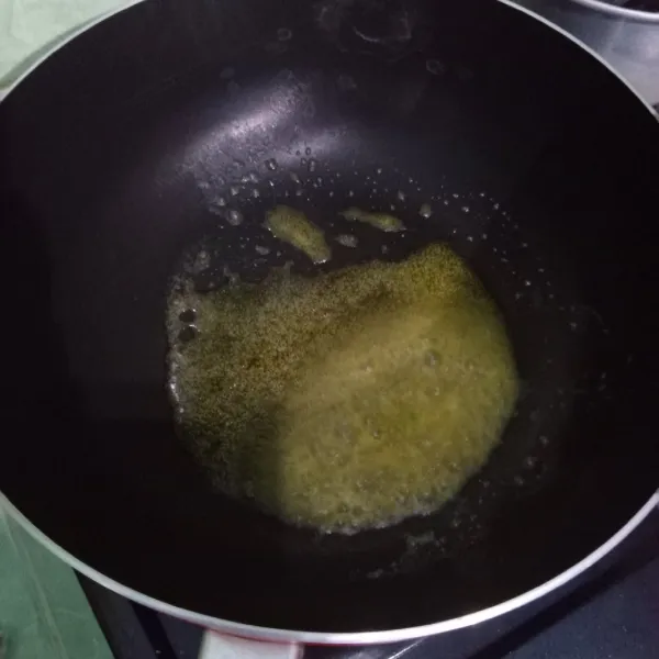 Panaskan butter dan margarin.