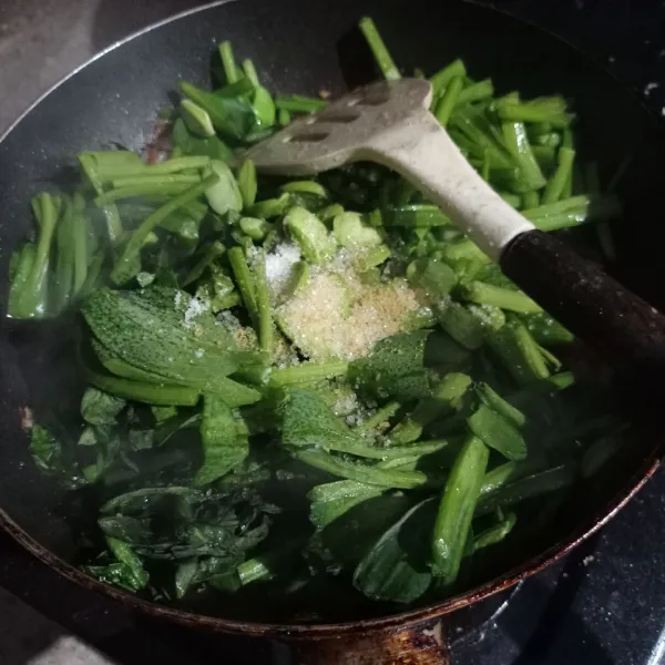 Masukkan genjer, petai, garam, gula, dan kaldu bubuk.