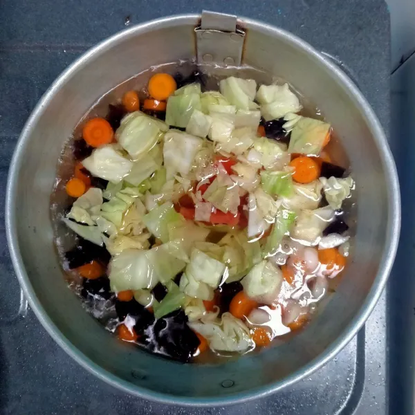 Masukkan kubis dan irisan wortel.