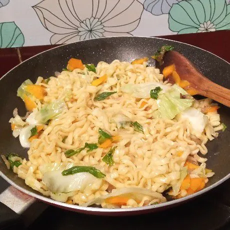 Kemudian aduk-aduk hingga tercampur merata. Tes rasa dulu sebelum diangkat. Sajikan dengan taburan bawang merah goreng agar lebih sedap.