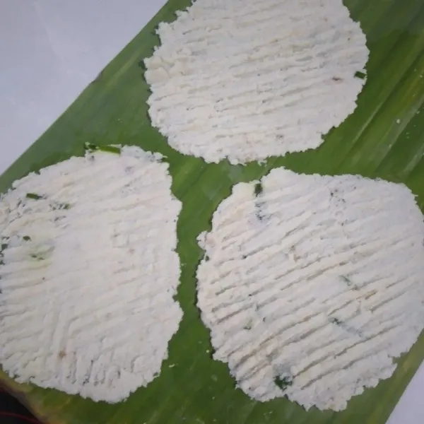 Pipihkan adonan pada daun pisang.