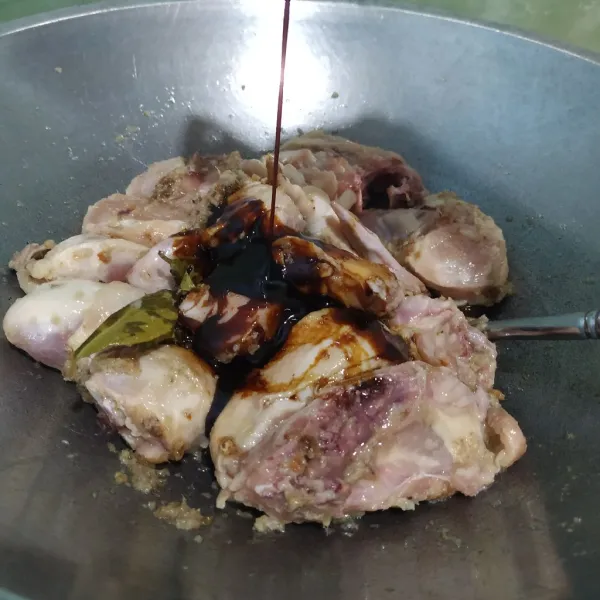 Beri kecap aduk rata.