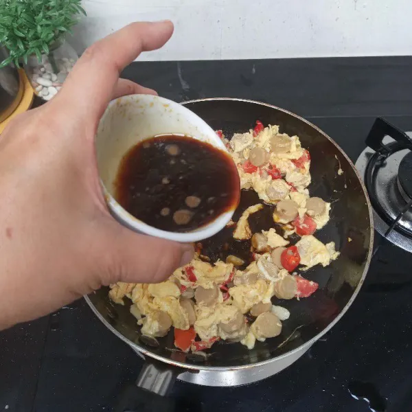 Masukkan saus aduk rata, koreksi rasa, jika ada rasa yang kurang tambahkan.
