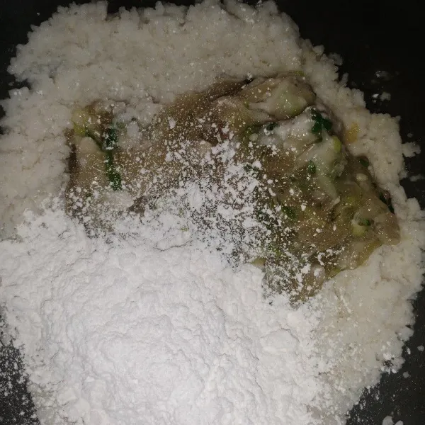 Campur adonan biang ke dalam nasi, lalu masukkan juga tepung kanji dan bawang putih ke dalamnya.