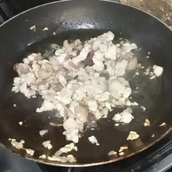 masukkan daging ayam cincang, tumis sampai daging berubah warna keputihan.