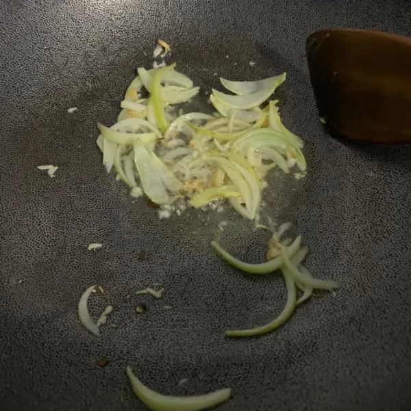 Tumis bawang putih dan bawang bombay sampai layu.
