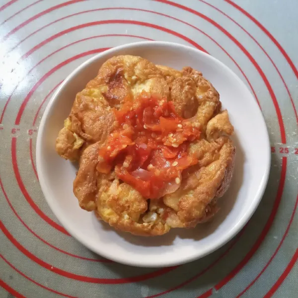 Pindahkan kepiring saji, oles permukaannya dengan sambal orek. Sajikan.