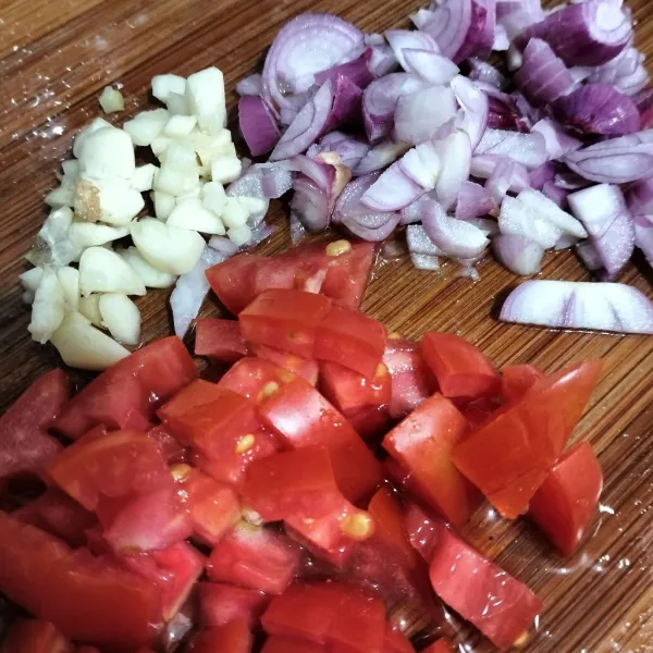 Rajang tomat, bawang merah dan bawang putih.