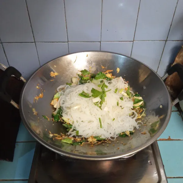 Masukkan bihun, daun bawang, dan seledri.