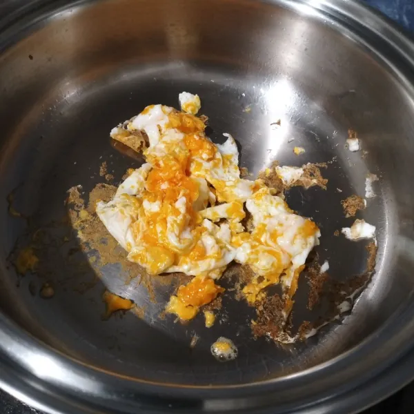 Panaskan minyak dalam wajan lalu masukkan telur, bikin orak-arik. Kemudian angkat, sisihkan.
