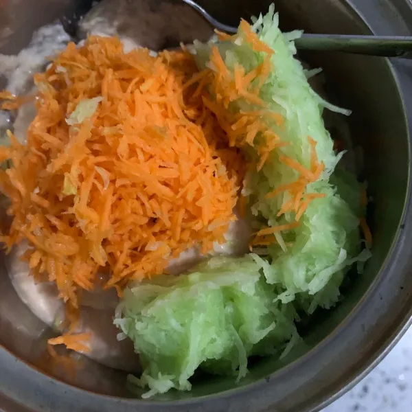 Blender ayam dan bawang putih goreng, lalu parut labu siam dan wortel, campurkan semua.