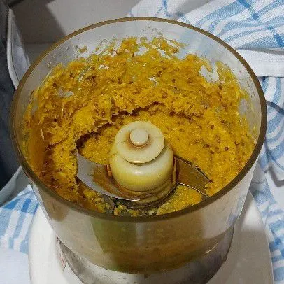 Siapkan bumbu halus.