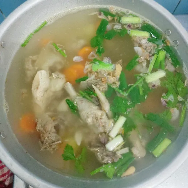Masukkan bawang goreng.