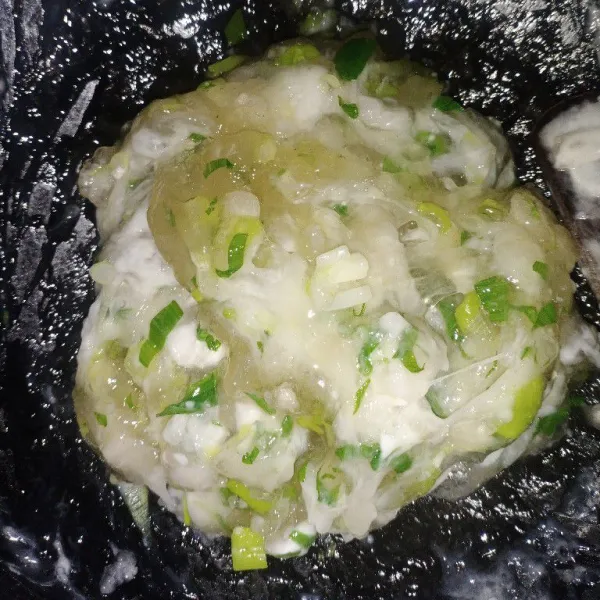 Masak adonan biang di api kecil, masak hingga mengental dan lengket.