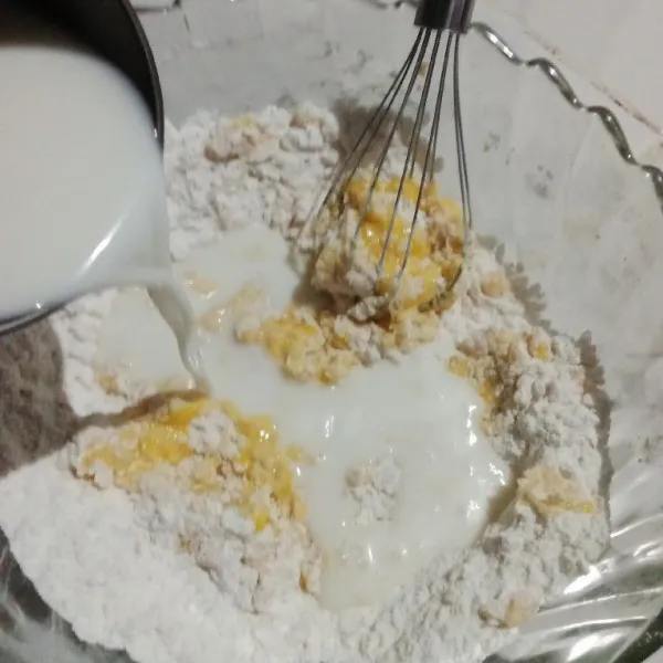Tambahkan susu cair, lalu aduk rata semua bahan hingga tercampur rata.