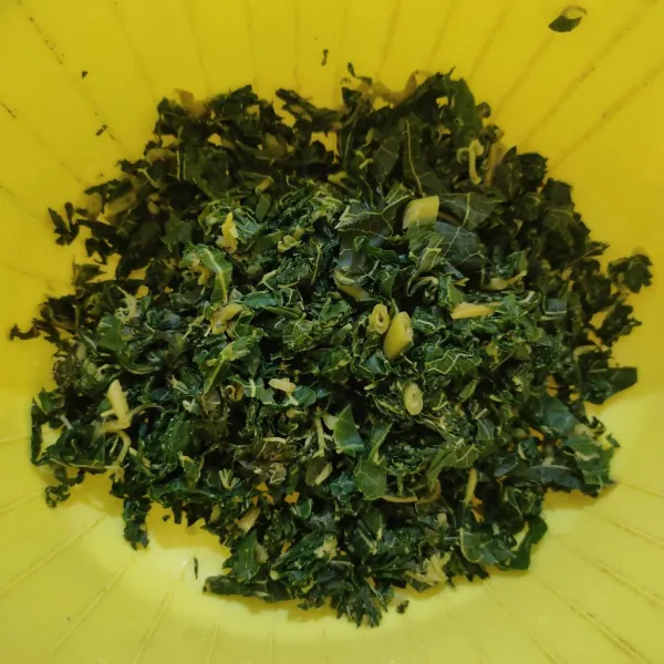 Potong-potong daun pepaya.