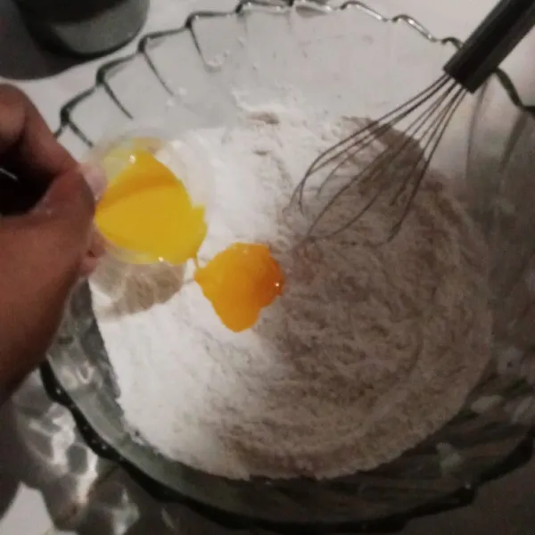 Setelah itu tambahkan mentega cair.