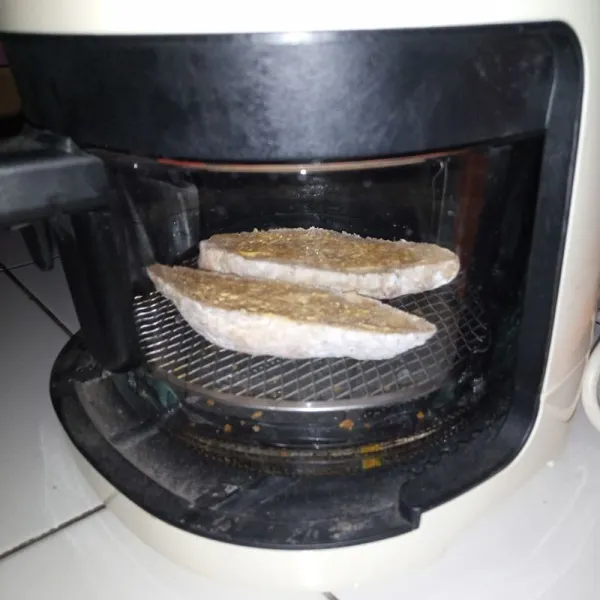 Panggang selama 6 menit menggunakan airfryer atau bisa dioven.