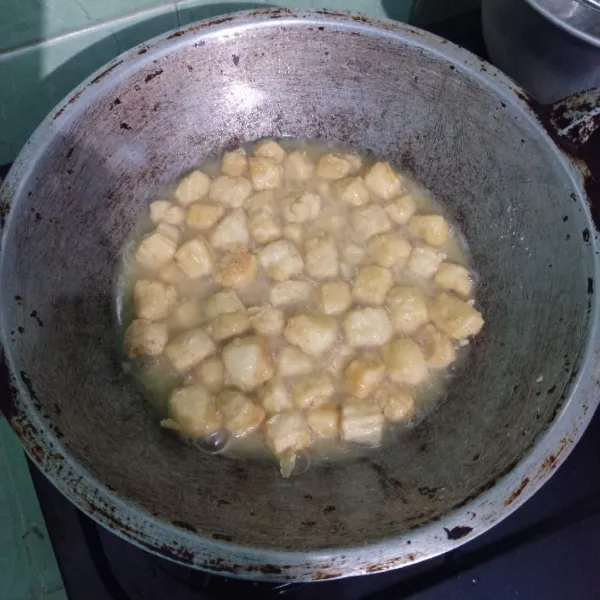 Goreng kembali tahu hingga garing dan kress. Angkat dan tiriskan.