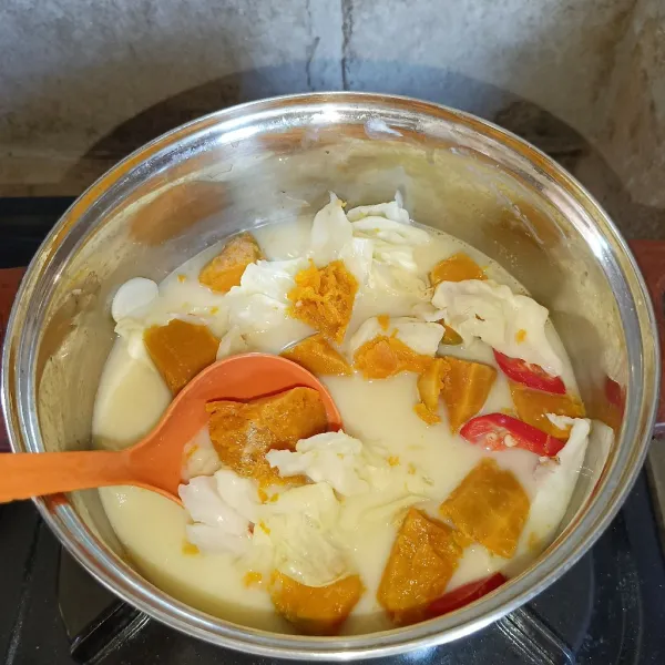 Menjelang matang, masukkan santan kental dan aduk-aduk sampai mendidih. Koreksi rasanya dan siap disajikan.