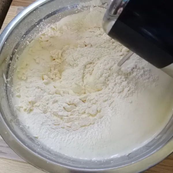 Kemudian masukkan terigu dengan cara diayak. Mixer asal rata.