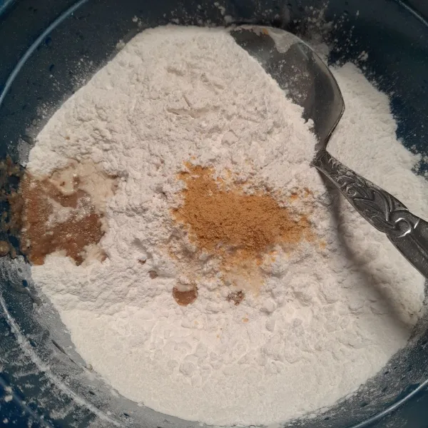 Masukkan ke dalam wadah tepung beras, tepung tapioka, bumbu halus, garam dan kaldu bubuk.