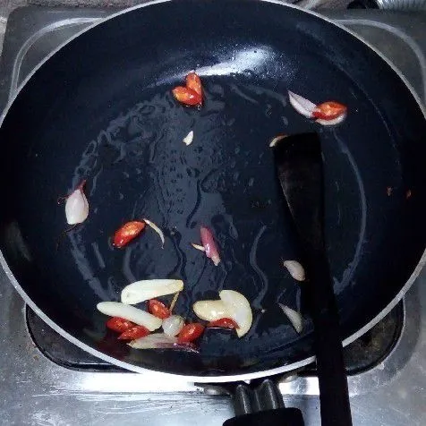 Tumis bawang merah, bawang putih dan cabe rawit.