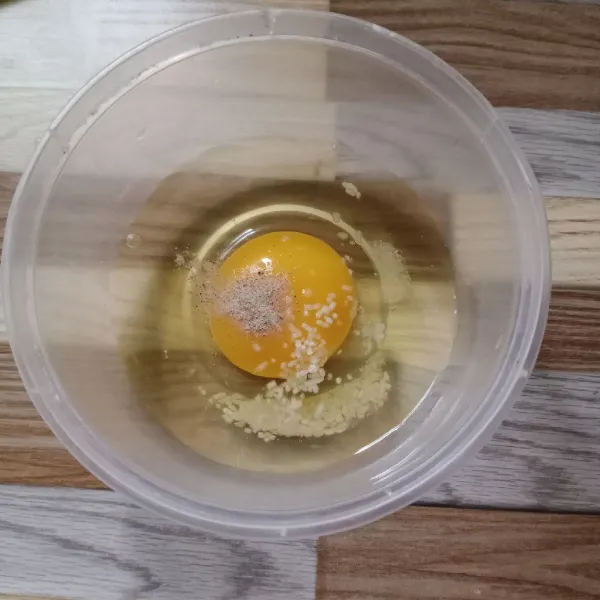 Dalam wadah masukkan telur, garam, lada dan kaldu bubuk. Kocok rata.