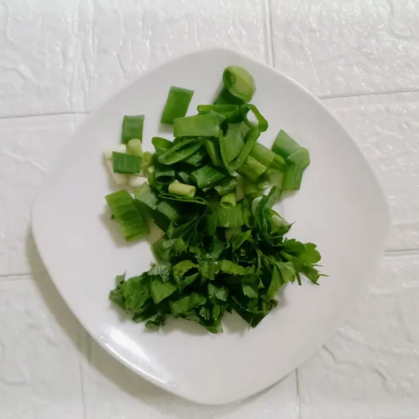 Iris daun sop dan seledri.