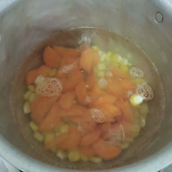Masukkan jagung manis dan wortel, rebus hingga setengah matang.
