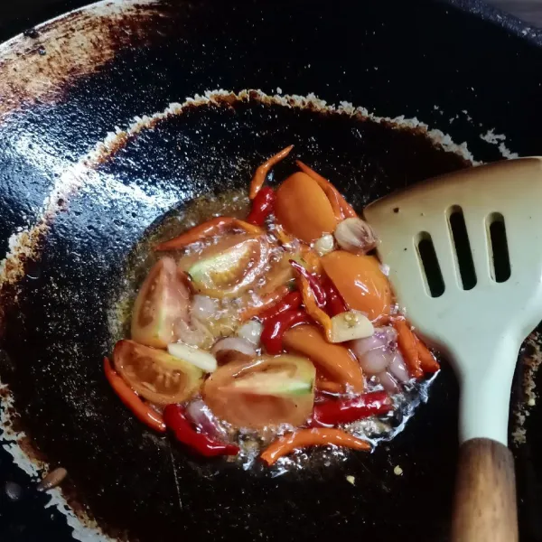 Goreng bawang merah, bawang putih, cabe rawit, cabe merah keriting dan tomat sampai layu.