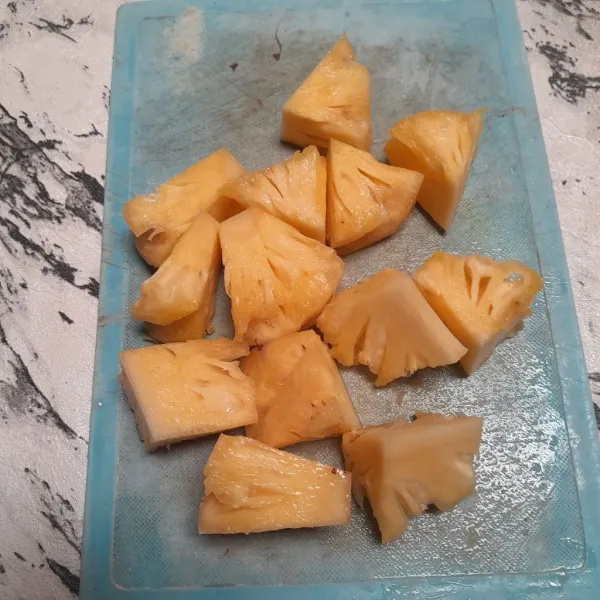 Potong-potong nanas.
