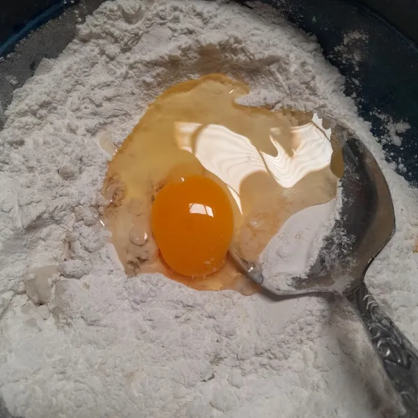 Tambahkan satu butir telur lalu aduk rata.