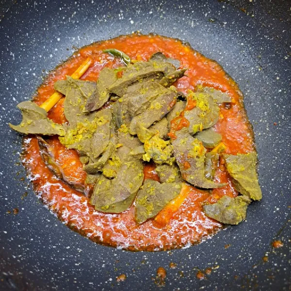 Masukkan paru ungkep dan air. Aduk sampai rata, koreksi rasa sekali lagi. Masak sampai meresap dan air menyusut. Angkat dan sajikan.