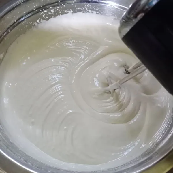 Mixer telur, gula, sp dan vanili dengan kecepatan tinggi sampai mengembang, kental dan berjejak.