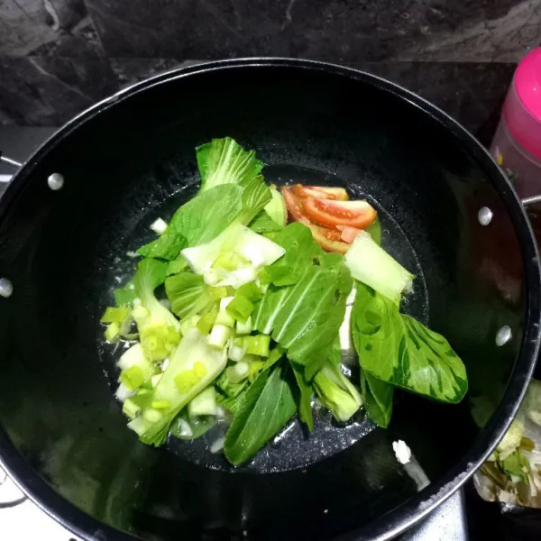 Masukkan sayur, daun bawang, dan tomat.