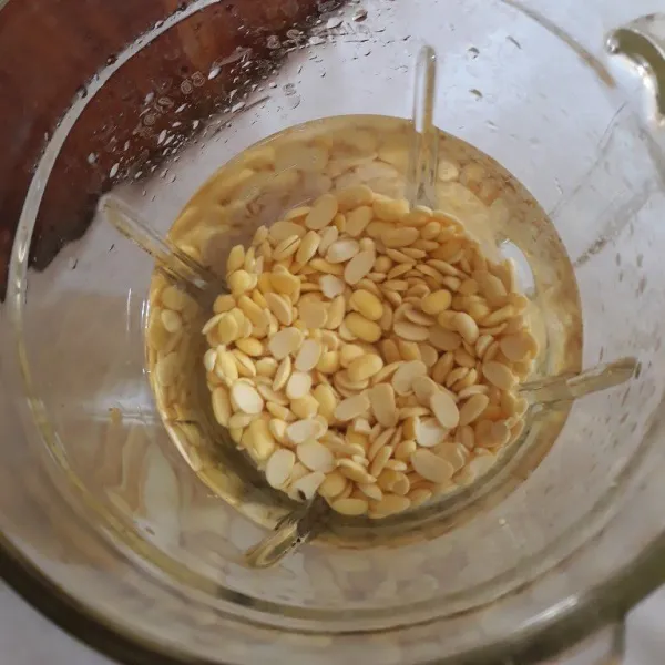 Haluskan kacang kedelai secara bertahap agar tidak terlalu penuh
