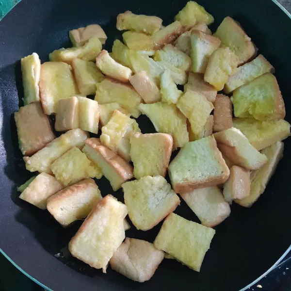 Panaskan wajan masukkan dua sendok makan margarin, masak roti sampai matang.