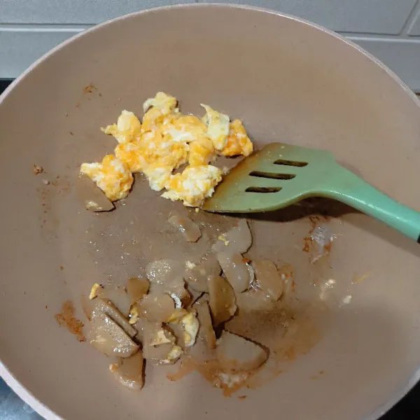 Tuang sedikit minyak. Urak Arik telur dan tumis bakso. Masukkan bumbu halus. Tumis dan aduk merata.