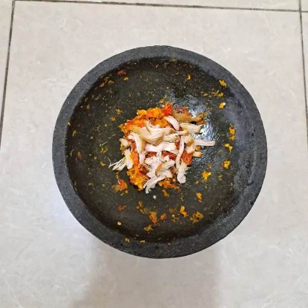 Lalu tambahkan 75 gr ayam suwir.